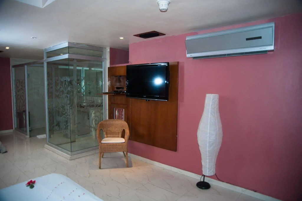 Hotel Aladdin Caracas - Couples Only