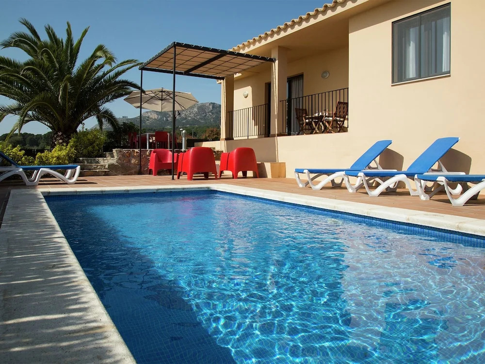 Exclusive Villa for 6 in L'estartit With Private Pool in Residential Area