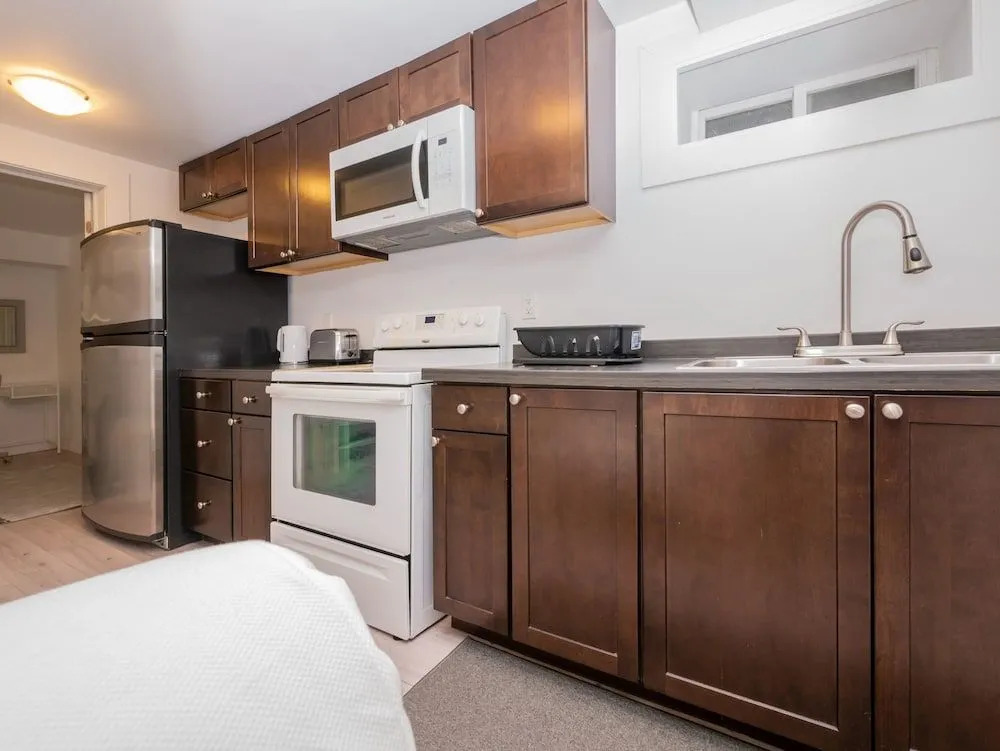 Cosy 1 Bedroom Suite in Leslieville