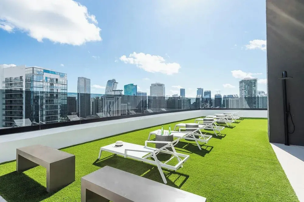 District 225 • 2 BD/2BTH • 20th Fl • Free Spa