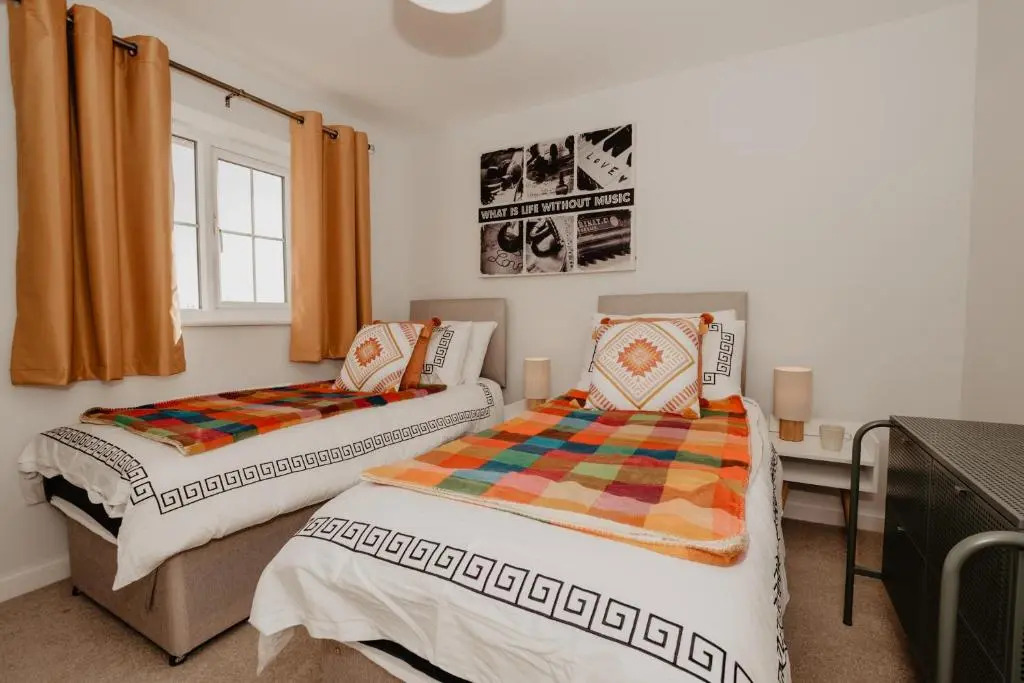 Coyle House, 3 bed,Corby, super kings or twins, driveway, free wi-fi, corporates welcome