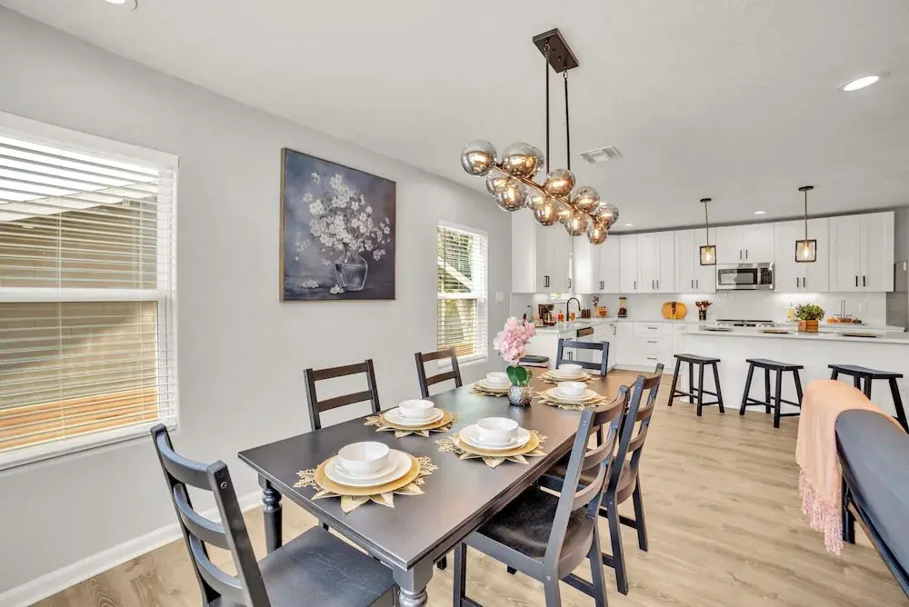 Spacious & Homey 4br/3ba W/amenities Near Downtown