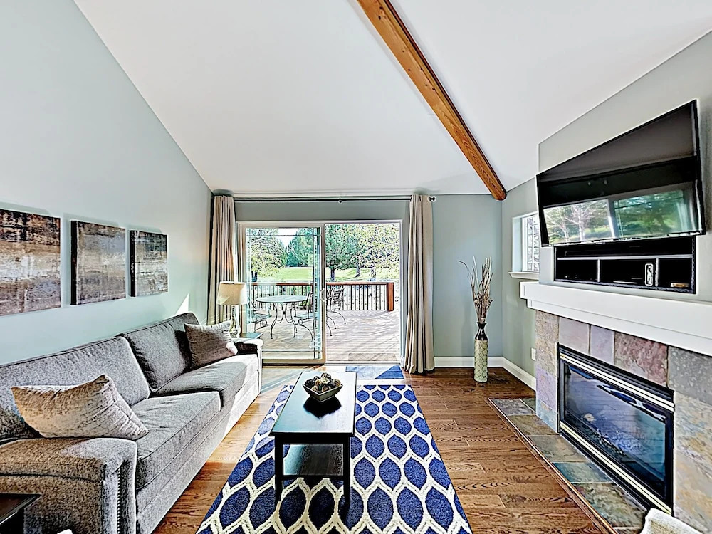 New Listing! Modern Townhome On Golf Course 3 Bedroom Townhouse