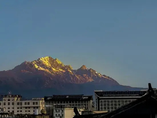 Yuxue Qingcheng Snowview Boutique Inn(御雪晴城·Starrysky日照金山观景美宿（丽江古城大水车店）)