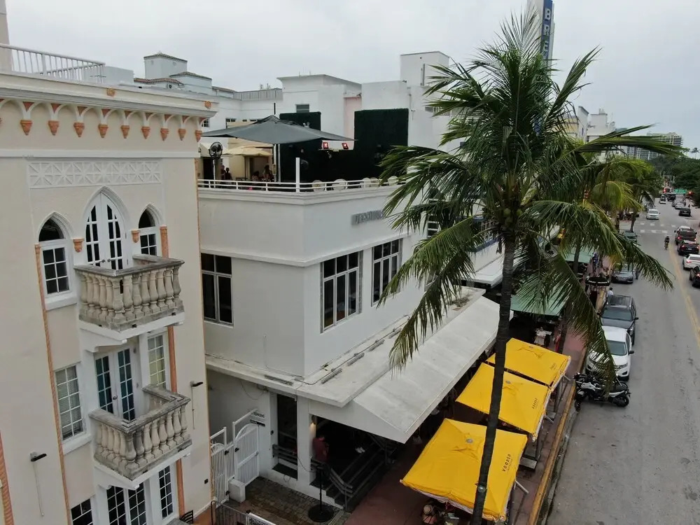 Deco Walk Hostel | Beach Club