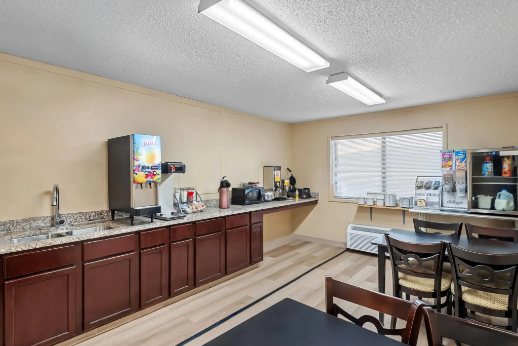 Super 8 by Wyndham Jefferson