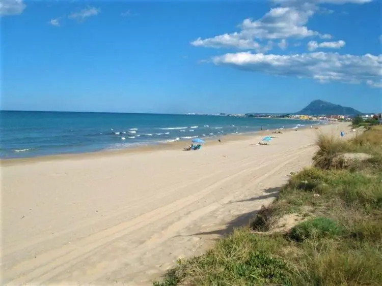 Adosado de 140m2 con terraza a 50m de la playa