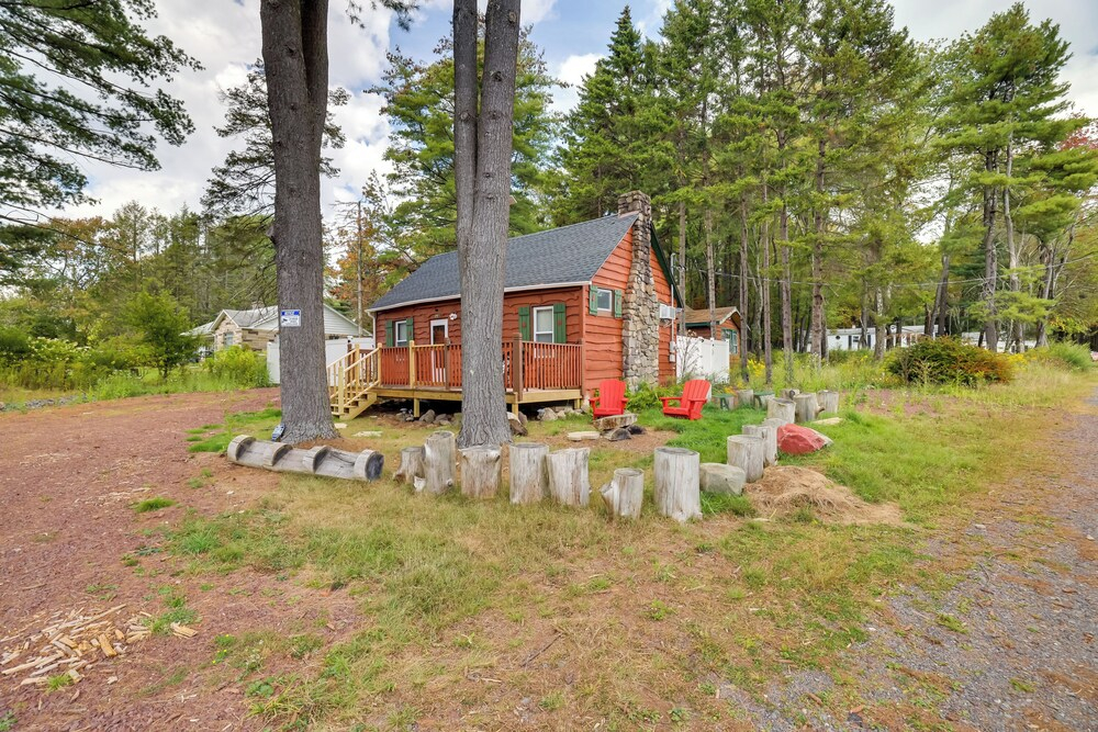 Easy Interstate Access: Original Poconos Log Cabin