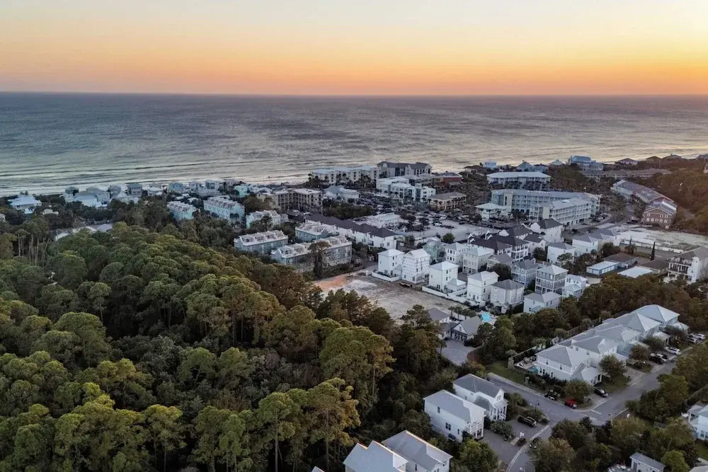 Gulf Coast Gem by Avantstay 3 Blocks to Beach & Town Plaza Community Pool