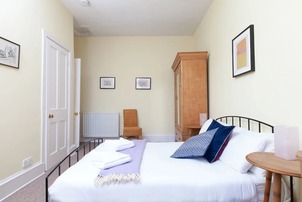 Traditional 3 Bedroom Apartment in Central Edinburgh