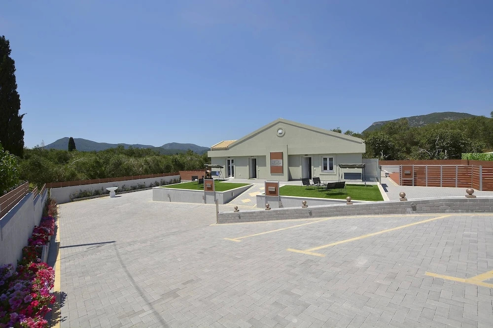 Villa Bratou Aqua Sleeps 4 with Garden