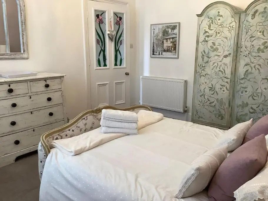 Lovely 1 Bed Flat in Victorian House 300m Seafront (Adults Only)