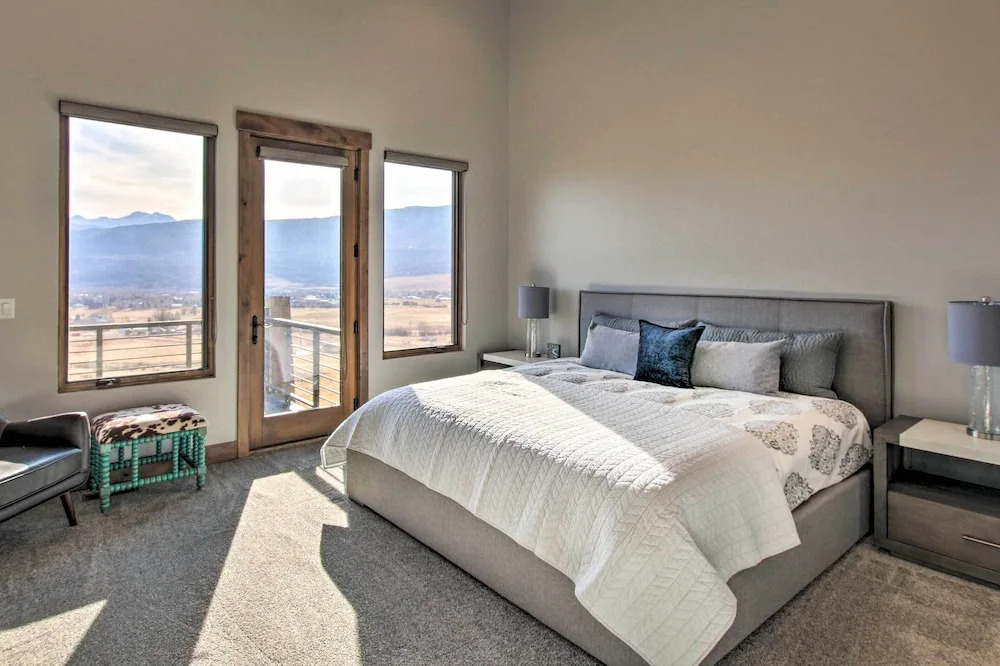 Modern Townhome w/ Mtn Views < 7 Mi to Ski Resorts