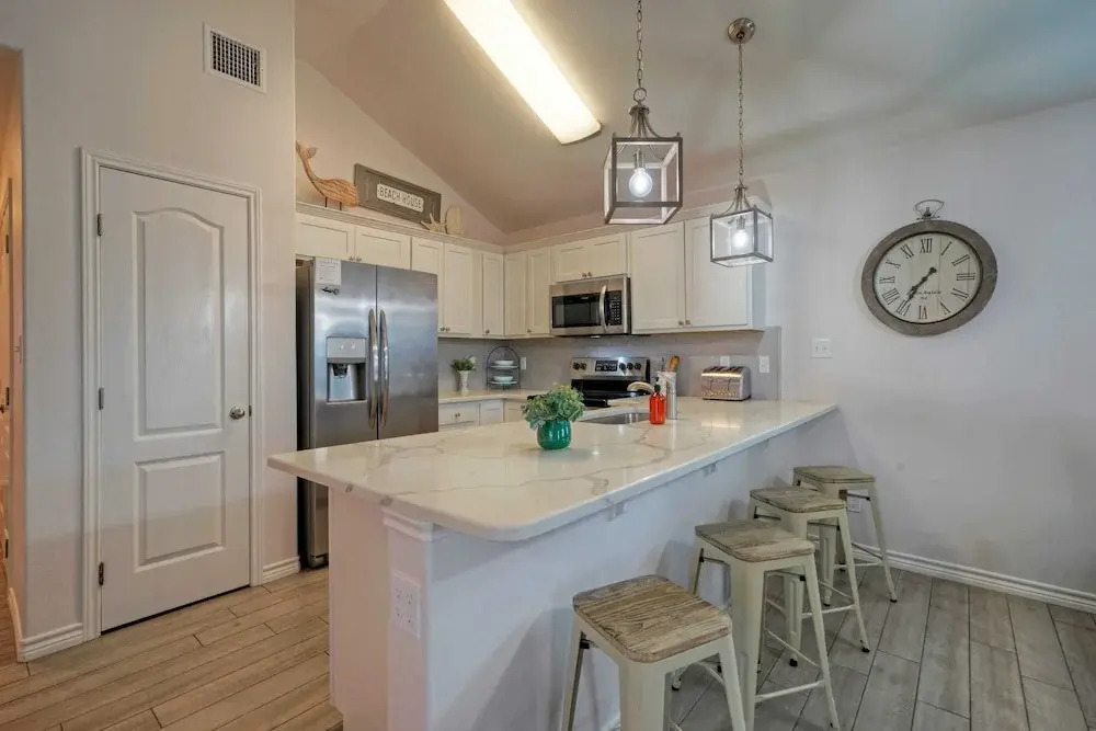Purple Parrot by Avantstay Heated Pool, Beach Access & Central Port A Location