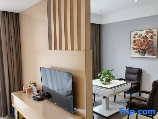 Gongyi Jin and Yue Hotel