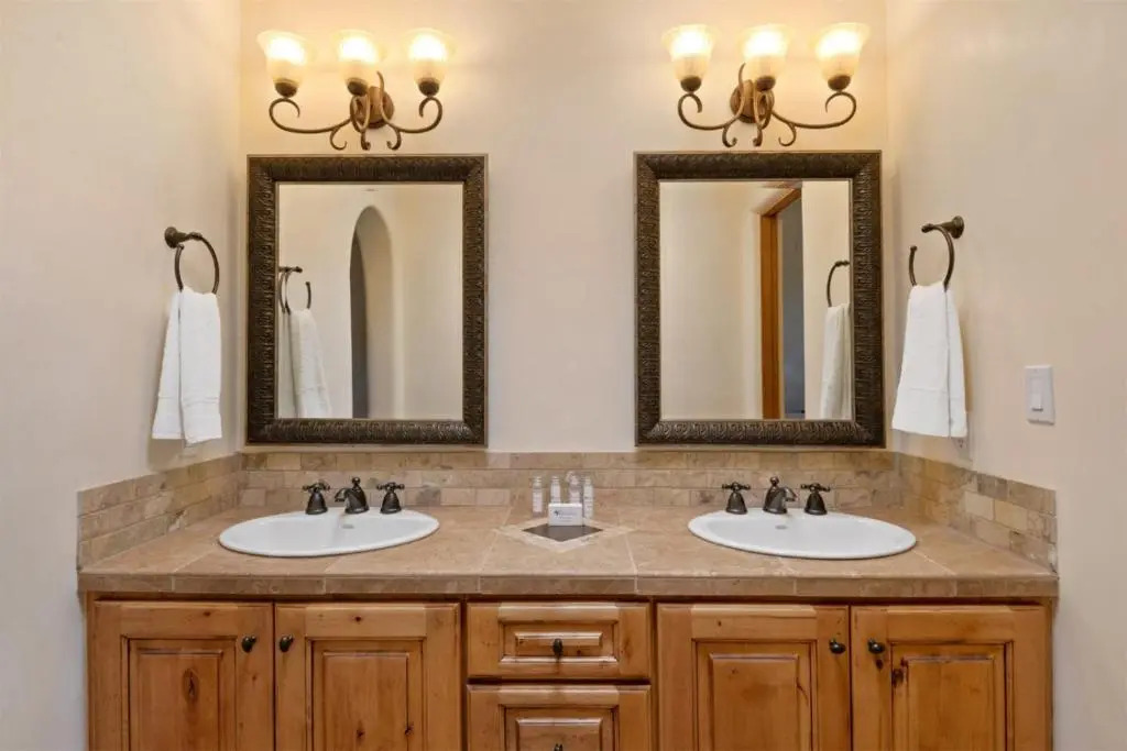 Casa Nona - Pristine Home in the Railyard District, Walk to The Plaza