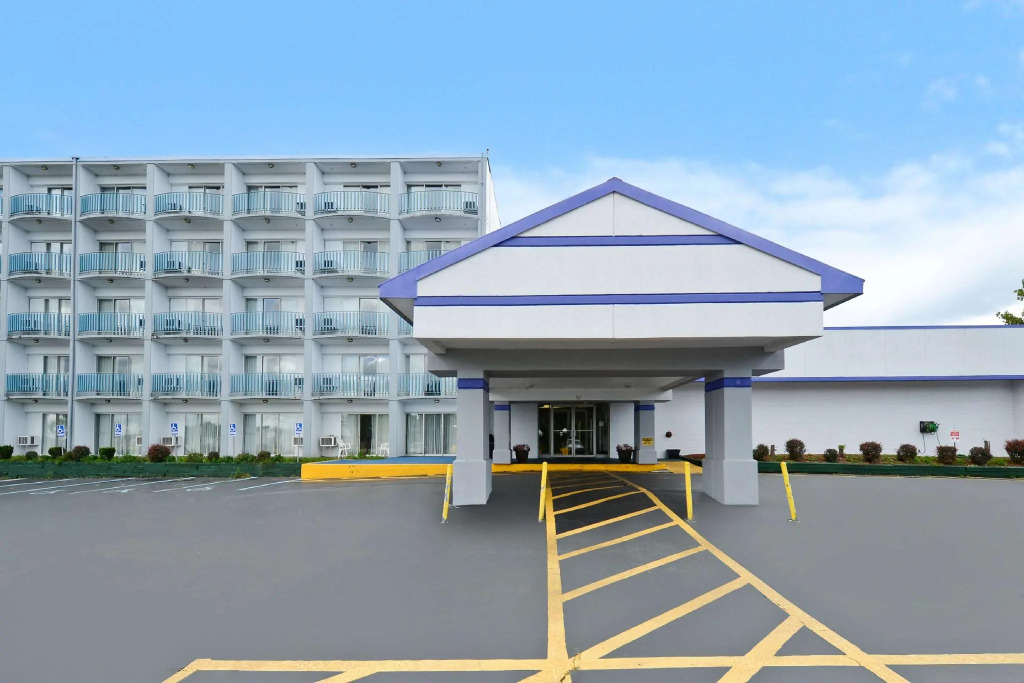 Howard Johnson by Wyndham Saint Joseph Benton Harbor