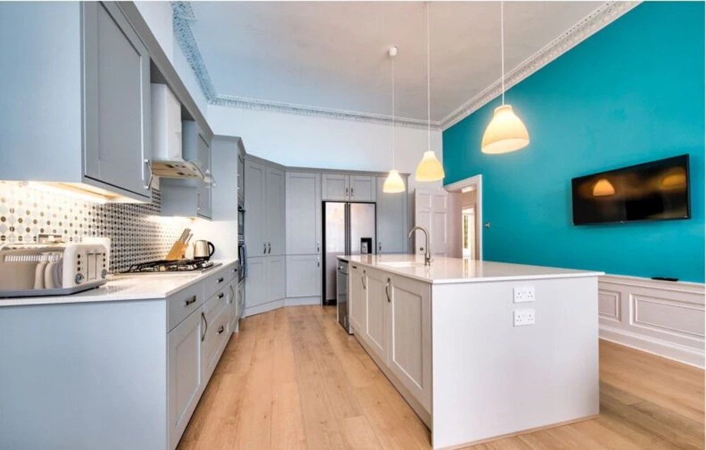 Spacious and Stylish 4-Bed Georgian Apartment