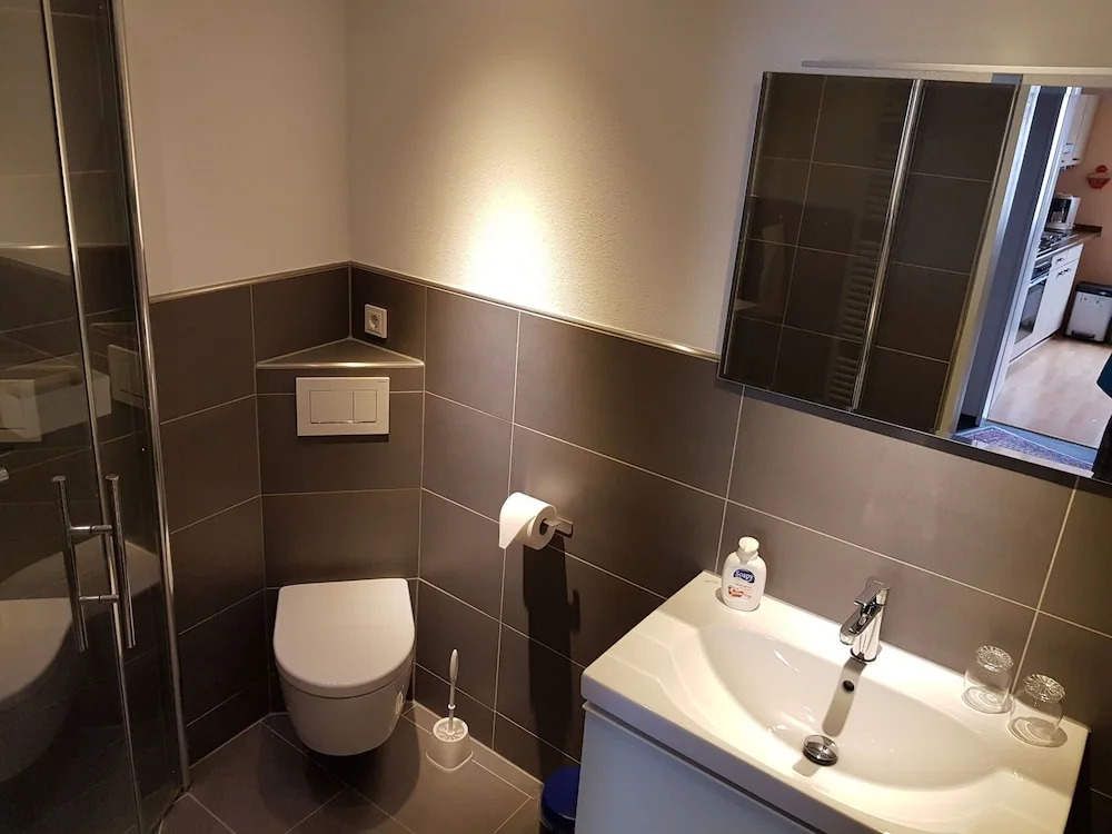 Comfortable apartment with balcony, you can't sit closer to the Moeselriver