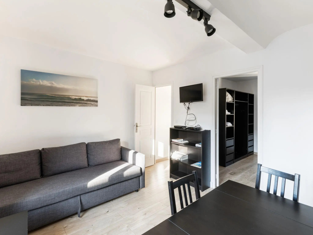 Cozy Holiday Home in Port-en-Bessin-Huppain with Heating Facility