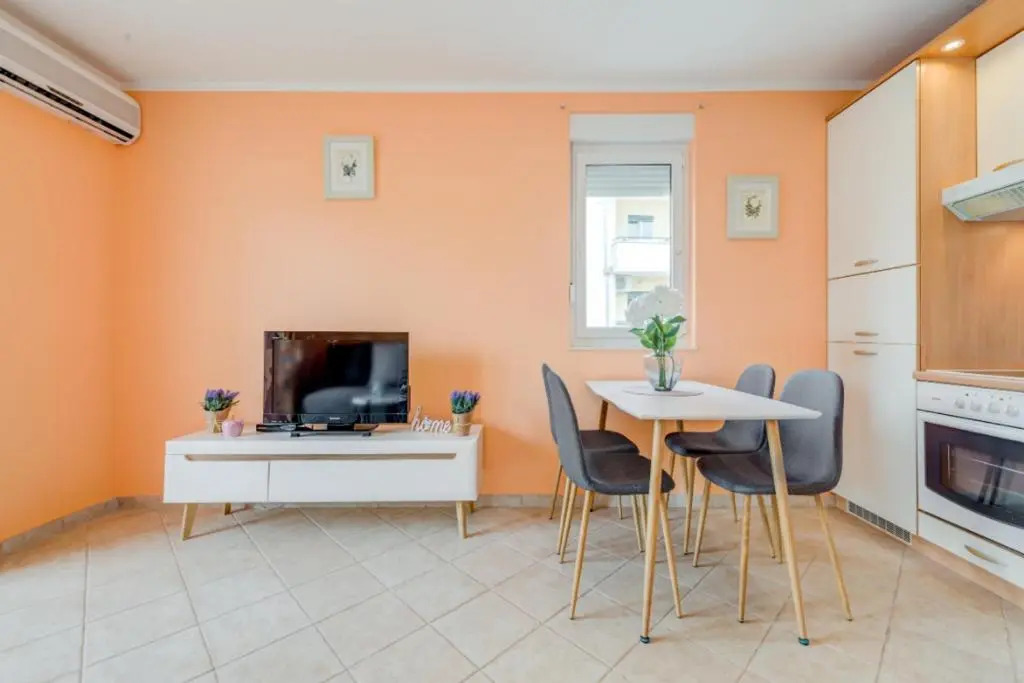 The best OLD TOWN view apartment, 5 min walk, parking (2+2)