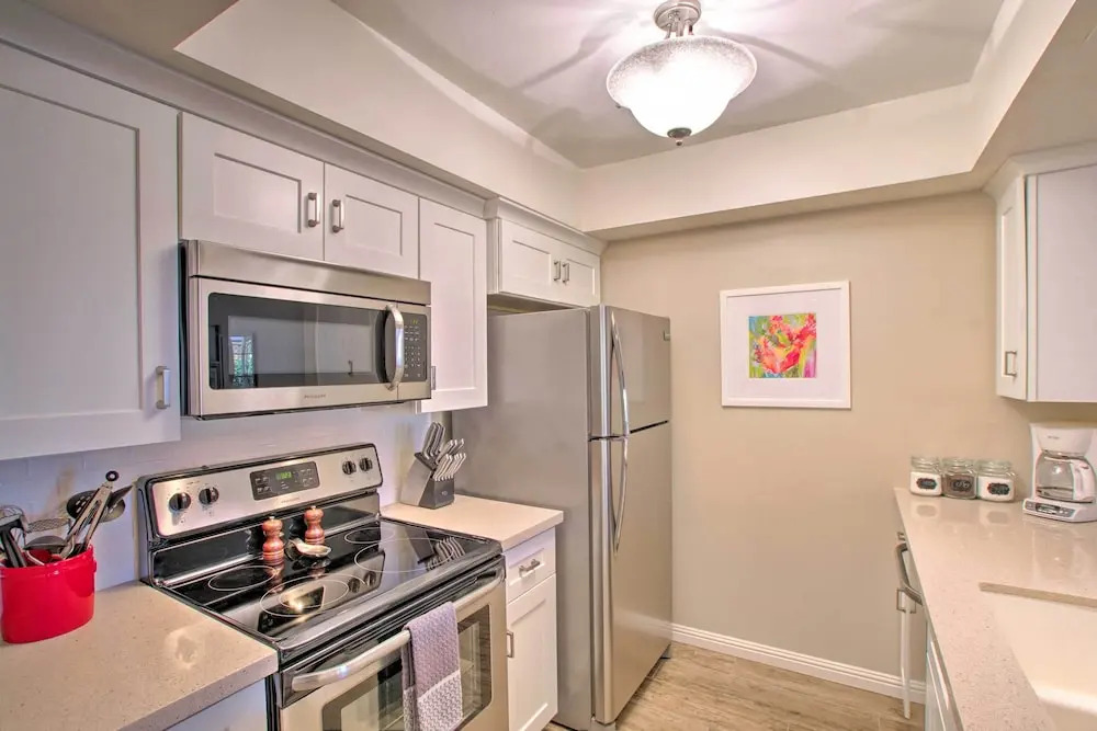 Walk to Trolley & Lake: Sunny Scottsdale Townhome
