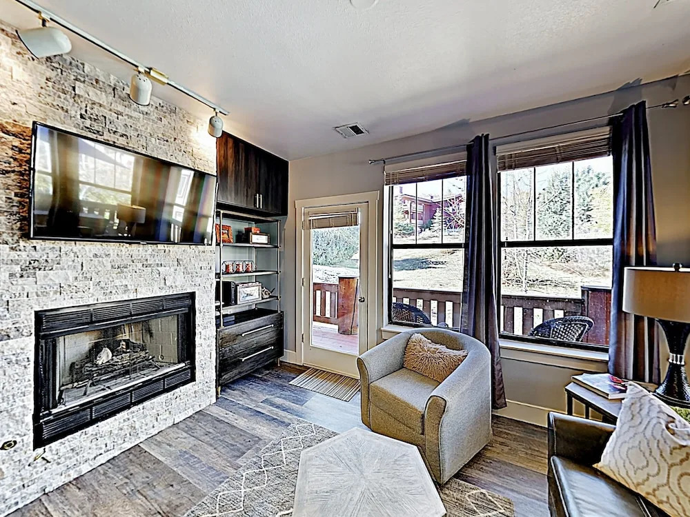 Contemporary Alpine Getaway W/ Wraparound Deck 1 Bedroom Condo