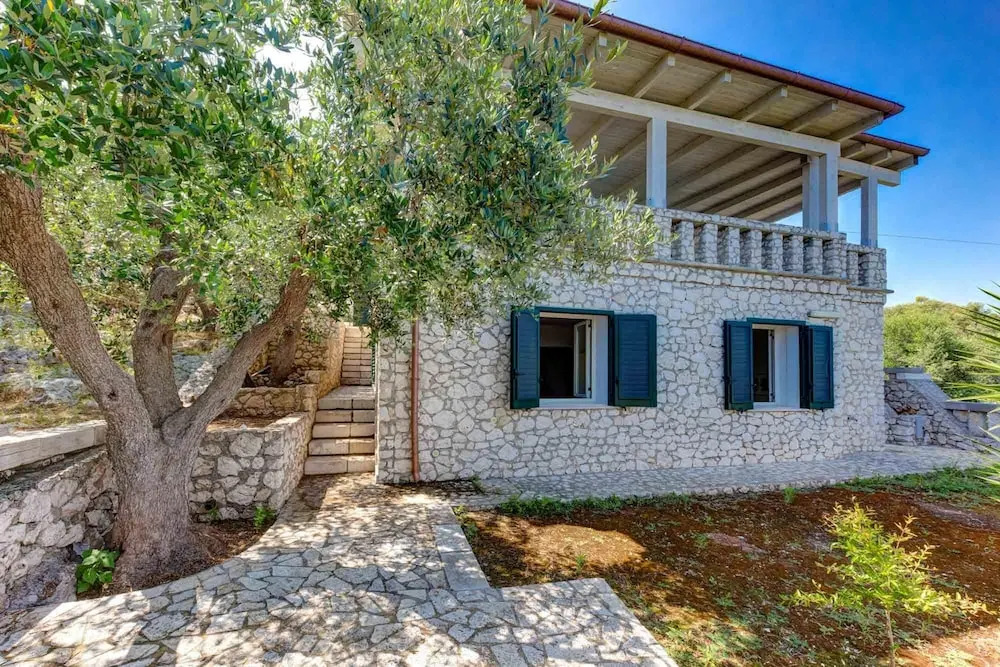 And001 in Andrano With 4 Bedrooms and 2 Bathrooms