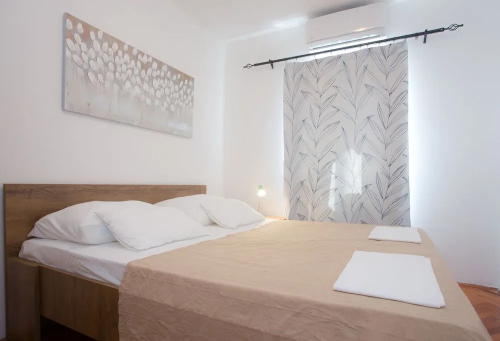 Sea View Apartments Pink & Floyd