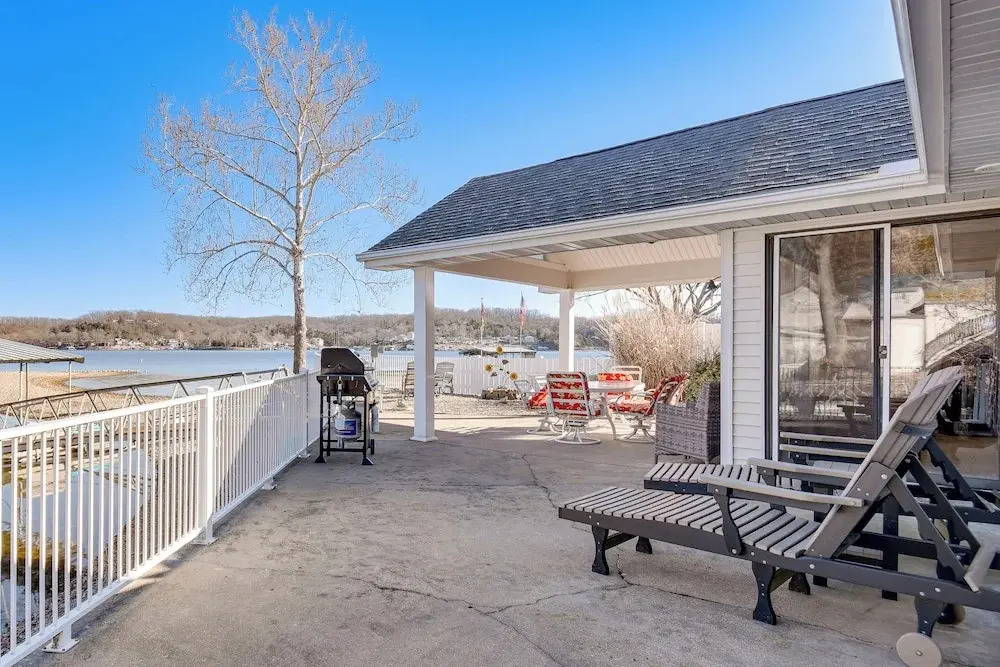 Private Hot Tub, Fire Pit! Lakefront Ozarks Escape