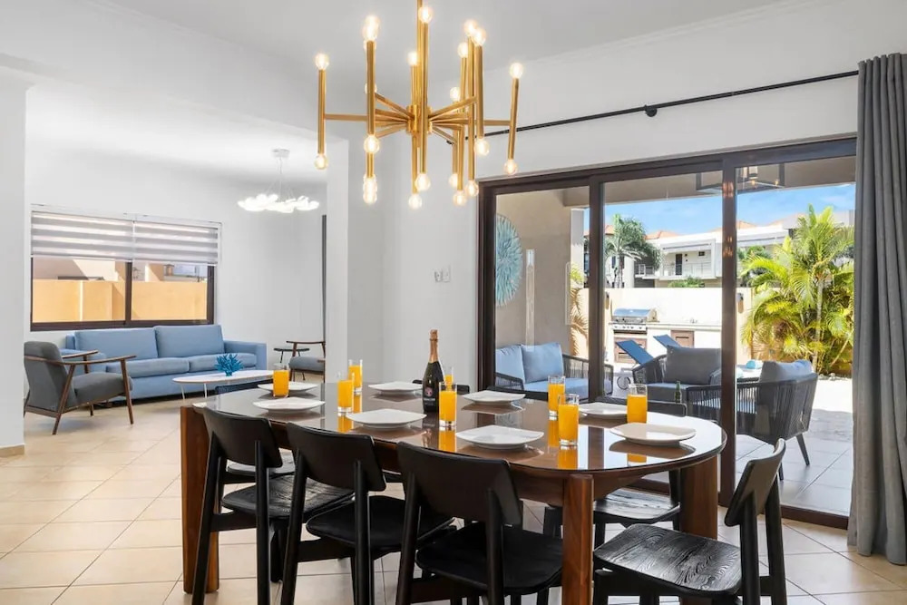4BR Villa Gold Coast w Pool