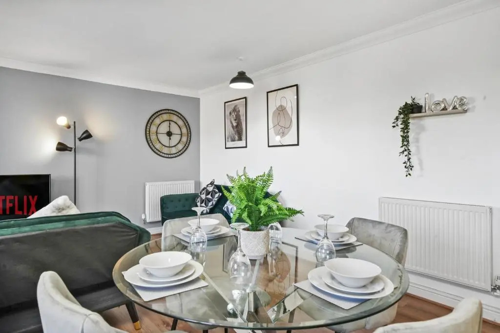 3 Bedroom, 2 Bathroom Apartment in Milton Keynes by HP Accommodation - Free WiFi & Parking
