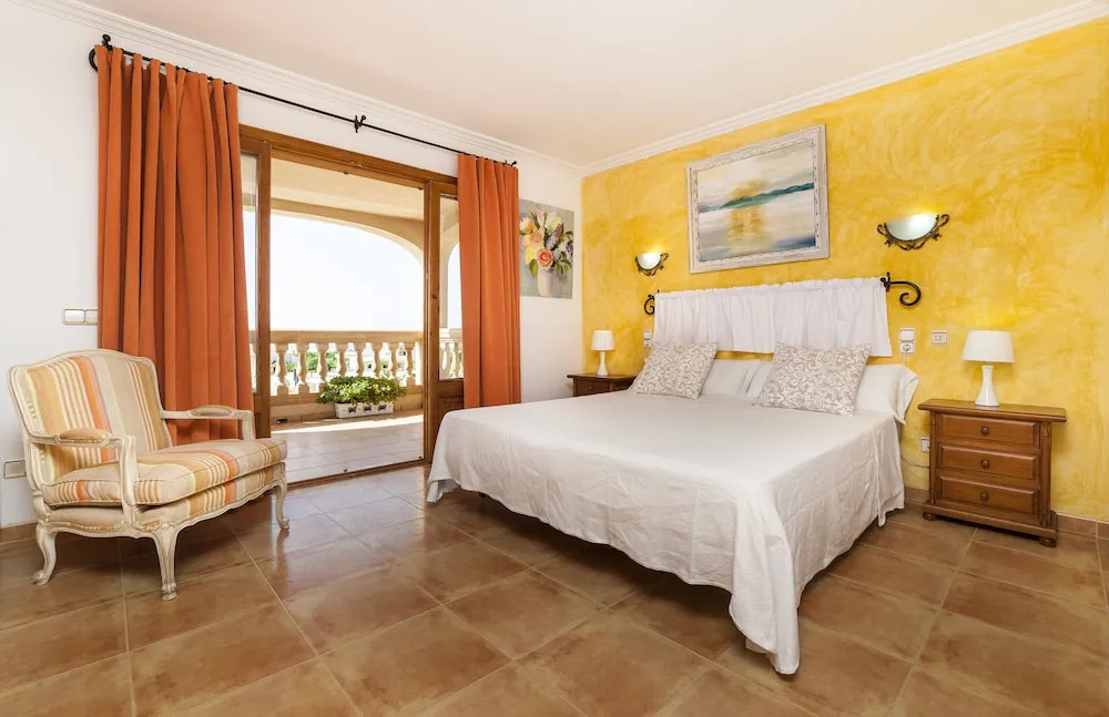 Villa With Pool and sea Views
