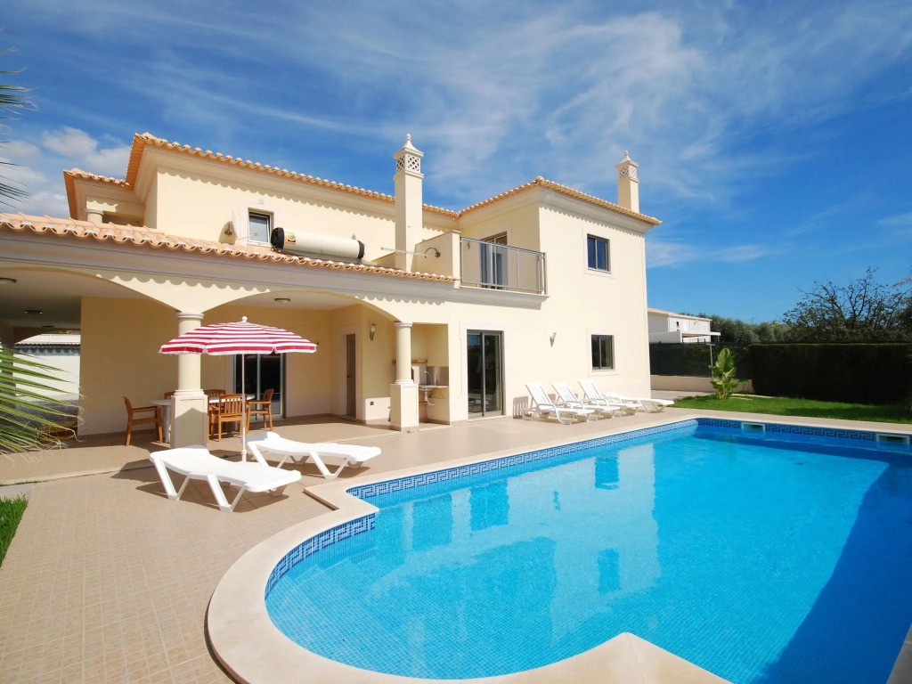 Very spacious villa with private pool in Albufeira on the Algarve coast