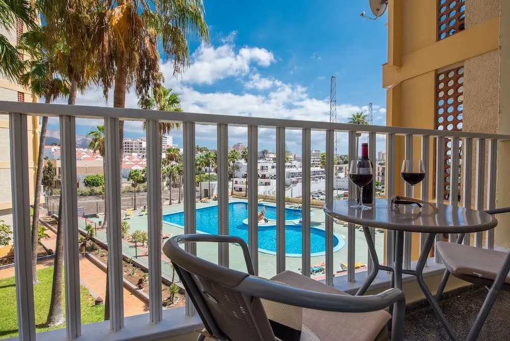 Y2F. Apartment with Pool View and next to the Beach!