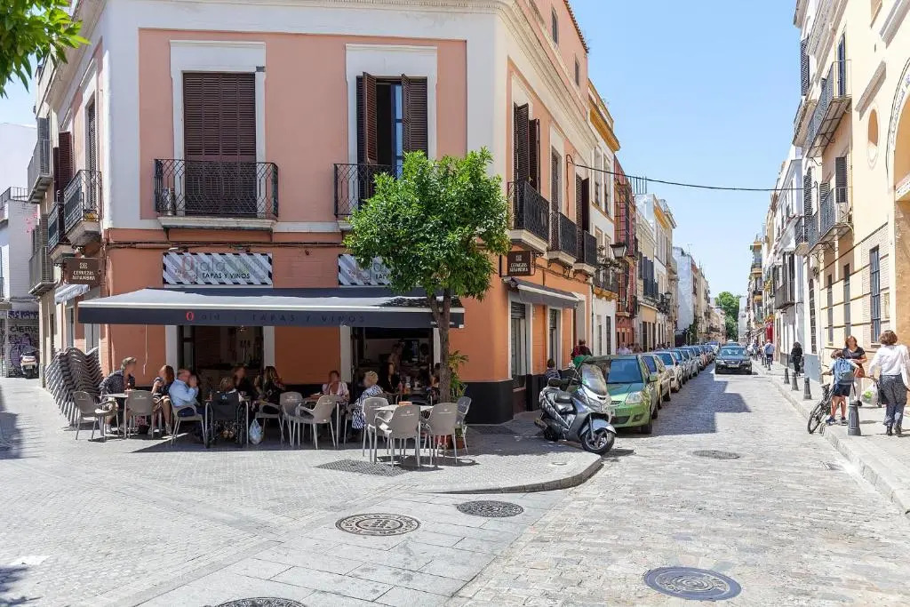 Pasaje Amores Iz. · Tranquilidad Y Vida Cultural En Centro Sevilla 4px