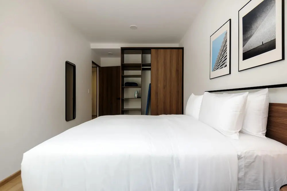 w Striking 2BR in the Heart of San Rafael