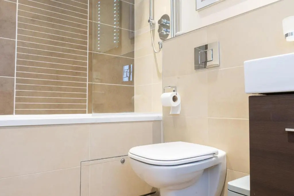 Premiere City Centre Apartment with Gated Parking and Excellent Feedback, Big Double Bedroom, Balcony, Courtyard Garden, Ideal for Long Stays, WFH, Getaways and Ongoing Contracts