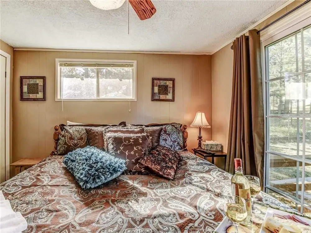 Foxfire Haven - Three Bedroom Cabin with Hot Tub