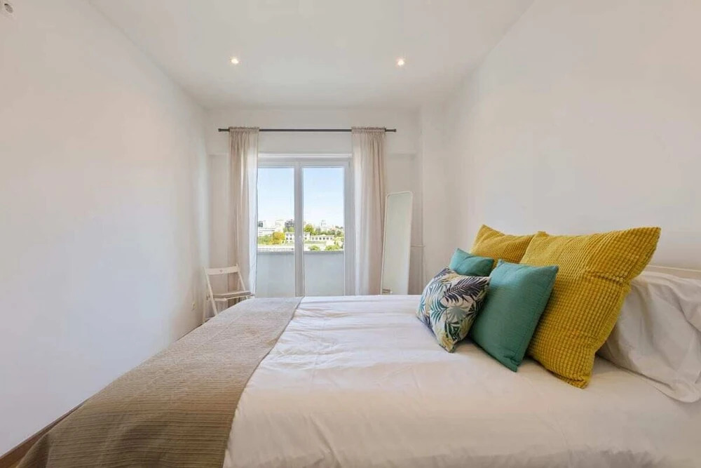 Spacious 1 Bed Apt w/Balcony, Sleeps 3