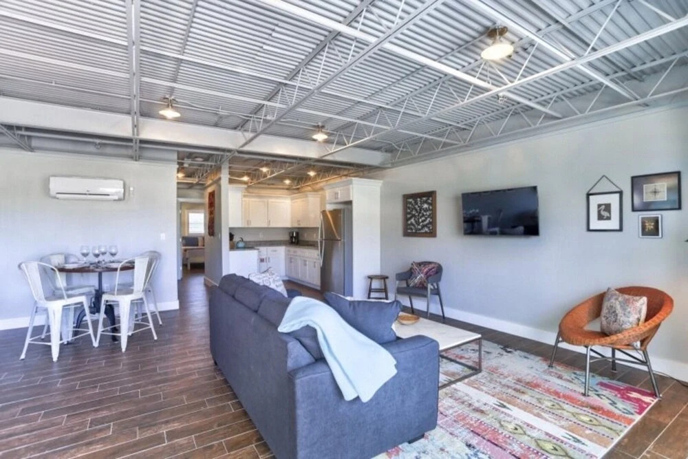 Ocean Jewel 2- Modern Loft Close to Beach and Shops