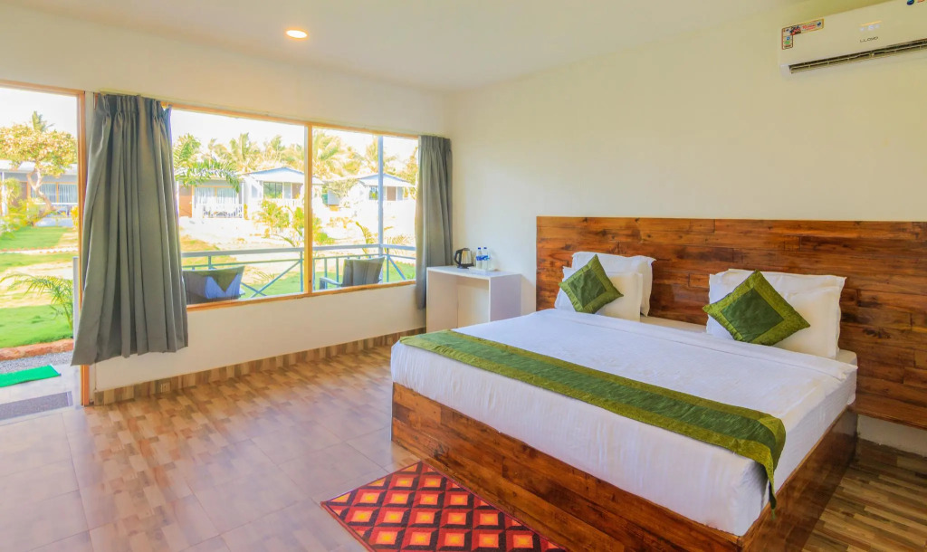 Treebo Lands End Beach Resort - 100m From Morjim Beach