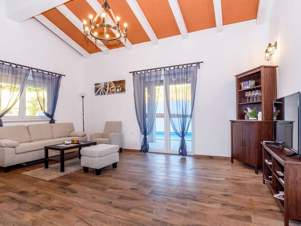 Cozy Holiday Home in Šorici With Pool