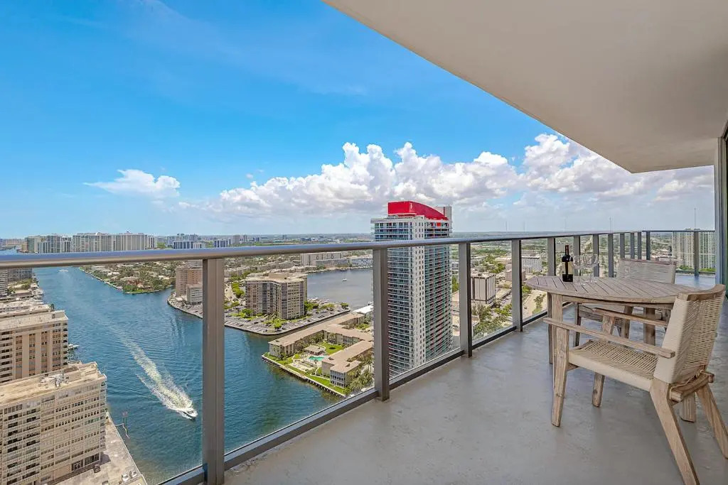 5 stars AMENITIES Luxury 3 BR-Stunning VIEW & 27th Floor