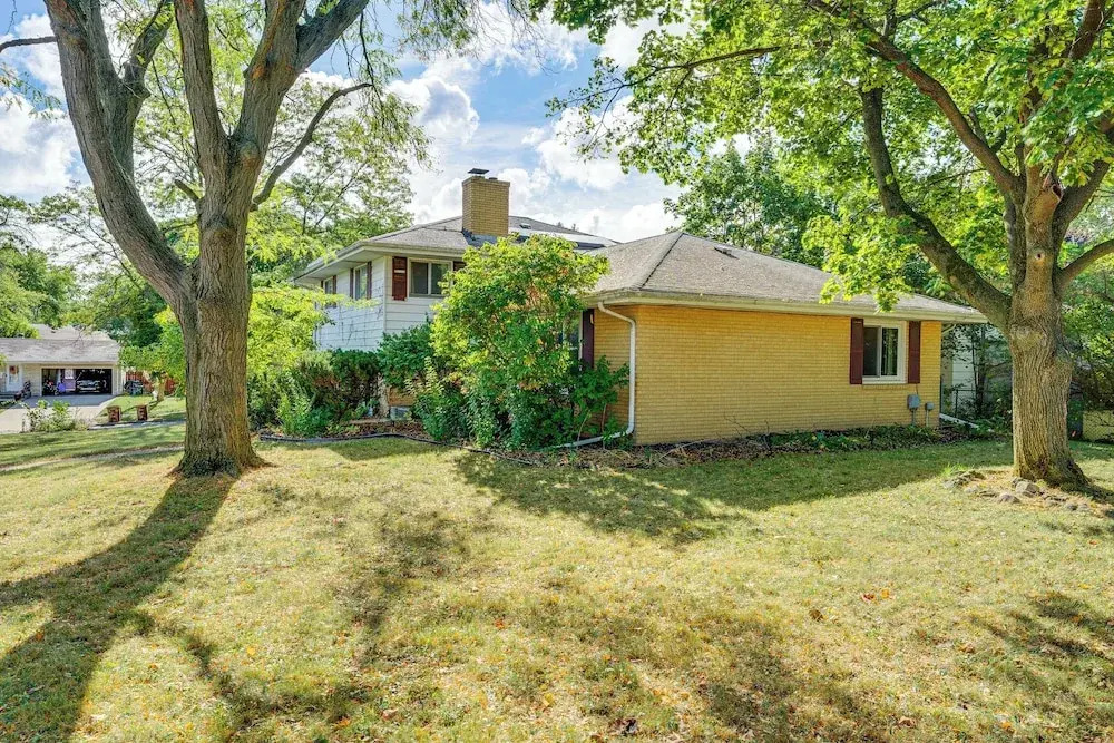 4 Mi to Downtown Rockford - Spacious Home!