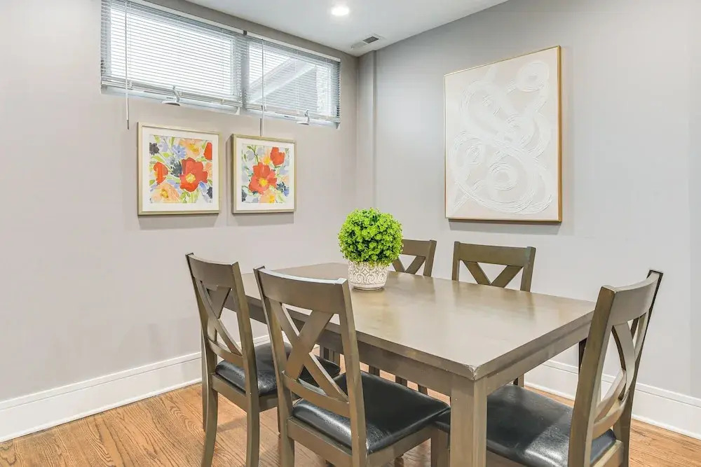 5 Mi to Dtwn: Ukrainian Village Apartment
