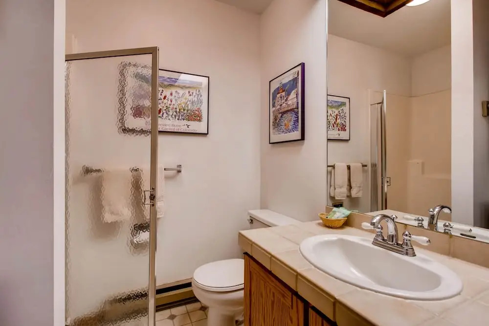 2 Br Buttes - Breathtaking Views Of Mountain Range 2 Bedroom Condo - No Cleaning Fee! by RedAwning