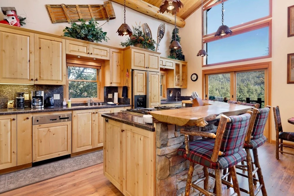 2046-menlo Manor 4 Bedroom Home by Redawning
