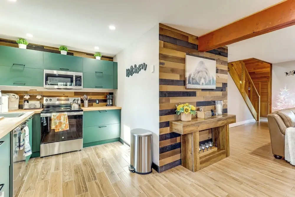 5 Mi to Jack Frost Skiing: Walkable Family Home