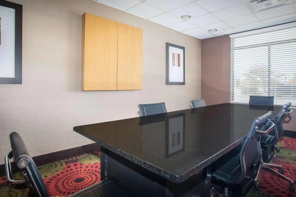 La Quinta Inn & Suites St. Louis Airport - Riverport